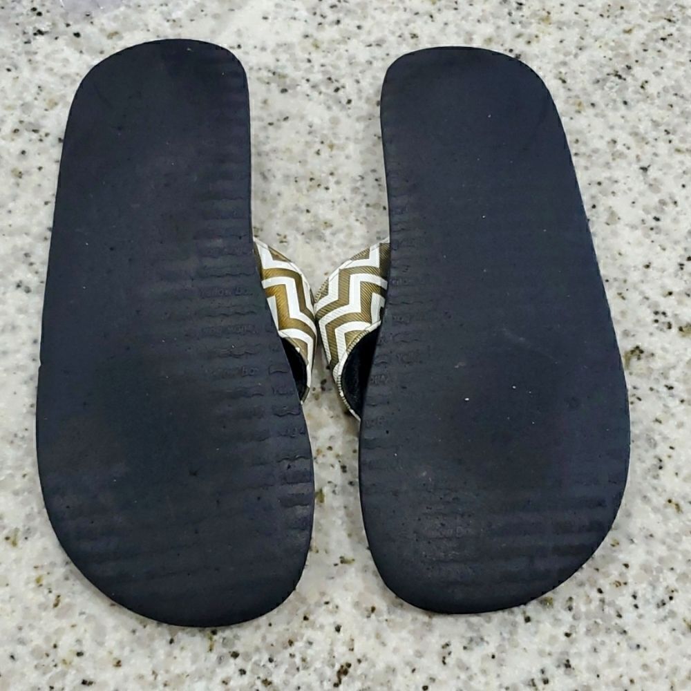 Yellow Box, Gold Chevron sandals, size 8 - Picture 7 of 7